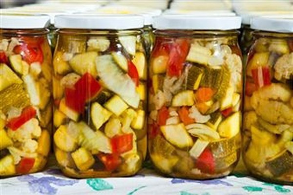 Những món sat củ muối luôn là món ăn không thể thiếu trong những ngày Tết cổ truyền của dân tộc. Tuy đơn giản, dân dã nhưng nó lại là món ăn có thể đem lại sự cân bằng, bớt ngán cho những món ăn khác như bánh chưng, thịt đông, thịt gà... Đồ muối chua đứng đầu về hàm lượng vitamin P và E giúp chống lão hóa và làm chắc thành mạch