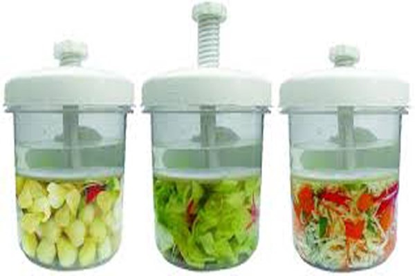 Lựa chọn nguyên liệu. Khi chọn cà muối, hãy chọn quả vừa phải, hạt cà màu trắng. Nếu muối dưa, hãy chọn loại dưa đảm bảo không phun thuốc. Với hành thì hãy chọn những củ hành màu tím, sẽ tốt cho sức khỏe hơn hành trắng. Các loại rau khác thì hãy chọn loại không quá non cũng không quá già.