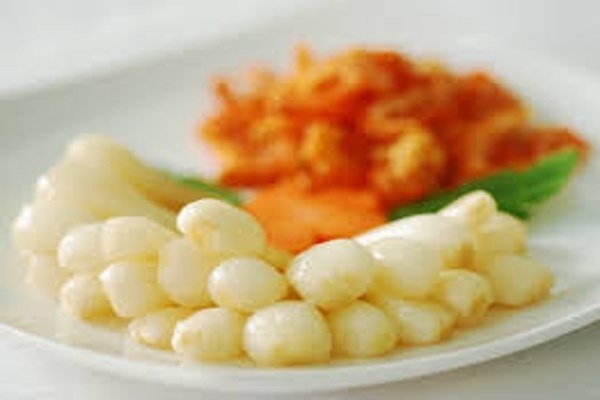 Sơ chế. Với cà và dưa, nên phơi nắng trong vòng 3-4 giờ cho héo bớt mới tiến hành sơ chế. Với hành thì nên cắt gốc nhưng đừng quá sát, sau đó ngâm qua đêm bằng nước gạo. Nước gạo sẽ giải bớt độc tố trong hành và cũng làm cho hành có màu đẹp hơn.Các loại rau muối chua như rau cải, dưa món thì hãy rửa thật sạch và ngâm nước muối khoảng 15 phút rồi để ráo nước.