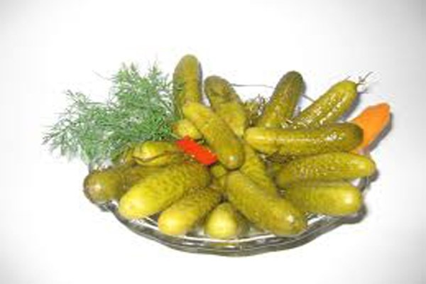 Tốt nhất nên muối trong dụng cụ bằng thủy tinh, sứ đảm bảo vệ sinh. Không muối dưa trong lọ nhựa kém chất lượng. nên lụa chọn nguyên liệu sạch, chọn quả cà vừa phải, không quá già hoặc quá non bởi cà non muối sẽ bị mềm, cà già nhiều hạt ăn dễ bị hăng, không thơm. Nên chọn cà vừa phải, hạt cà màu trắng chứ ko vàng. Khi mua nguyên liệu muối dưa nên chọn rau sạch, không chứa các chất hóa học.