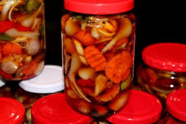 Không ăn khi đồ muối chua chưa chín. Nhiều người vẫn thích ăn khi dưa, cà... chưa chín hẳn do thích vị hơi cay nồng của nó mà không biết rằng cà chưa chín có solamin, dưa, hành xanh có nitrit gây nguy hiểm khi ăn vào. Đợi nó chín vàng, các chất này sẽ mất hẳn.