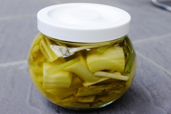 Cũng không nên ăn khi đồ muối chua đã quá khú, những hàm lượng này lại tăng cao. Khi vào cơ thể, nitrit sẽ tác động với amin bậc hai có trong một số thức ăn như tôm, cá... đặc biệt là mắm tôm, tạo thành hợp chất nitroznamin, có khả năng gây ung thư trên người và động vật.