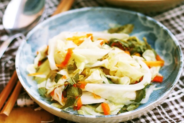 Ngay cả với đồ tự muối đảm bảo vệ sinh cũng không nên ăn quá nhiều và thường xuyên, không ăn khi bụng đói… vì thói quen ăn mặn sẽ gây hại cho thận, tim và dễ dẫn đến tăng huyết áp.