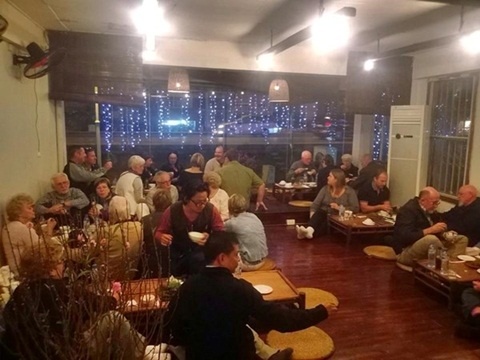 Xep hang, xi cho quan an, phong karaoke dau nam hinh anh