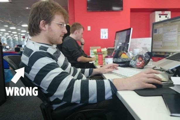 1. Sai lầm phổ biến khi ngồi của đàn ông là dựa lưng ngay trên ghế của mình. Kiểu ngồi này sẽ đặt tất cả trọng lượng vào dưới lưng. Áp lực này sẽ khiến cho cột sống của bạn phải làm việc quá nhiều dễ dẫn đến xương khớp yếu ớt khi chưa về già.