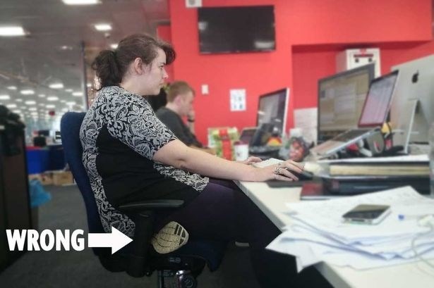 2. Ngồi đè lên chân của mình. Nhất là những người có trọng lượng dư thừa. Ngồi đè lên chân lâu khiến chân bị tê cứng, cách mạch máu lưu thông không dễ dàng gì. Chưa kể đến việc gập đầu gối quá lâu cũng khiến nó thâm xì không được thẩm mỹ. Hãy thả lỏng chân và ngồi thẳng lưng là dáng ngồi tốt nhất cho sức khỏe của bạn.