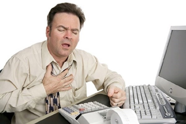 Thậm chí, ngồi lâu cũng liên quan tới sự gia tăng nguy cơ ung thư ruột, ung thư vú và nội mạc tử cung. Nên đứng dậy và đi vòng quanh nhà hoặc văn phòng. Đi đến bình luận phiếm với đồng nghiệp cũng là một cách bạn di chuyển để xả stress.