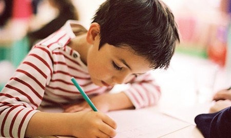 5. Ngồi viết cúi quá hoặc nằm bò ra bàn, ngực tì vào bàn. Tư thế này sẽ ảnh hưởng đến mắt, tim, phổi, cột sống. Tư thế này rất phổ biến đối với học sinh. Nó sẽ tạo cho trẻ sự lười biếng và không tập trung.