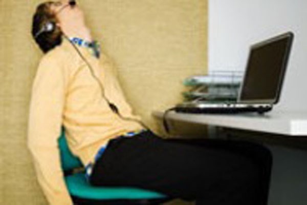 6. Ngủ ngồi. Khi ngủ ngồi, mạch máu mở rộng, lượng máu lưu thông trong cơ thể ít hơn nên khiến mạch máu bị tắc nghẽn gây nên hiện tượng chóng mặt, ù tai, thậm chí đột tử.