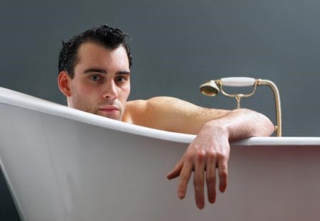 Theo nhiều nghiên cứu, tần suất thủ dâm hợp lý ở nam giới cũng thay đổi theo từng độ tuổi: Từ 30 tuổi trở xuống thì tần suất thích hợp là 2-3 lần/ tuần; 30-45 tuổi 1-2 lần/tuần là chấp nhận được; trên 45 tuổi không nên thủ dâm.