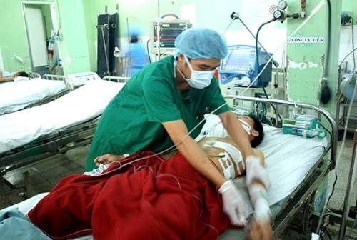 Cuu song benh nhan bi dam thung phoi hinh anh