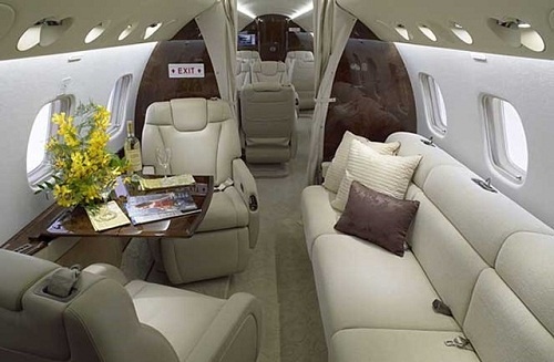 Đầy đủ tiện ích như internet, wifi, điện thoại, nhà sản xuất cho biết loại máy bay này được sản xuất nhắm vào đối tượng khách hàng là các doanh nhân giàu có tên thế giới.