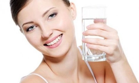 Uống đủ nước giúp móng tay chắc khỏe, sáng bóng. Hình minh họa.