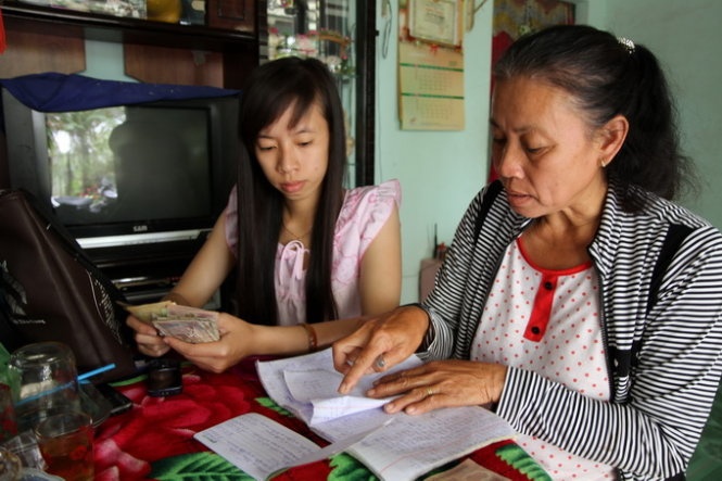 Bà Nguyễn Thị Chúc và con gái chuẩn bị 10 triệu đồng trả nợ ngân hàng.