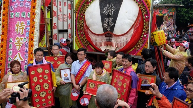 Dai Loan: Le hoi 'lon thanh' bi chi trich hinh anh