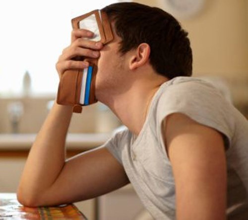 Ngoài ra, đó còn là biểu hiện của các triệu chứng viêm nhiễm mà cơ quan sinh dục nam mắc phải như viêm nhiễm tuyến tiền liệt hoặc tuyến túi tinh. Tinh dịch bị vón cục có thể làm cho tinh trùng chết hoặc suy yếu nên không tiến sâu vào trong âm đạo của người nữ dẫn tới việc rất khó thụ thai.