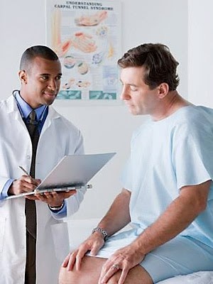 Khác với người mắc tinh dịch đông đặc gặp khó khăn trong quan hệ tình dục, nam giới có tinh dịch vón cục thường vẫn có đời sống sinh hoạt tình dục bình thường, vẫn có ham muốn và hưng phấn thoải mái vì thế người bệnh thường chủ quan không đi khám.