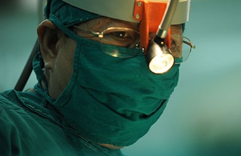 GS Trần Ngọc Sinh trong phòng mổ.