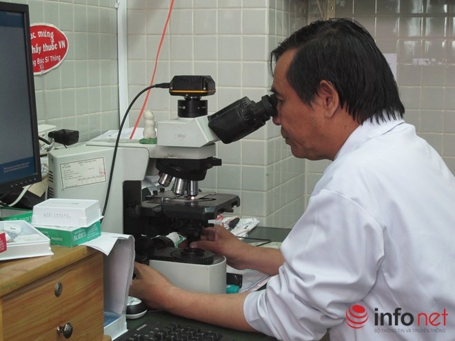 BS Trần Minh Thông đang phân tích một mẫu bệnh phẩm.