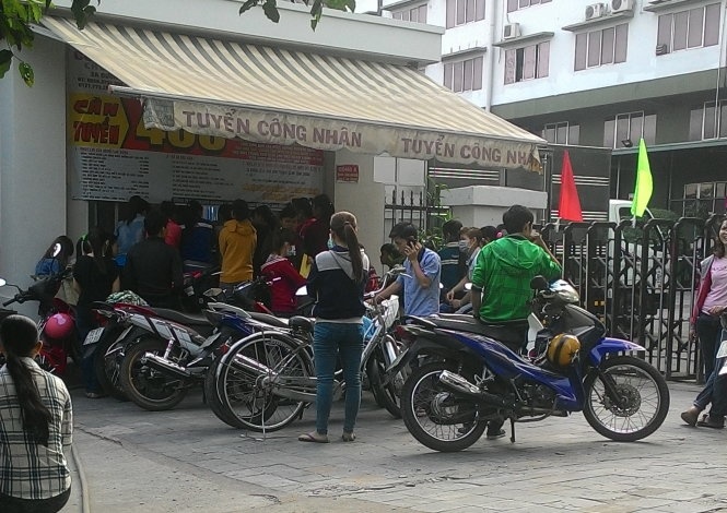 Công nhân đến nộp hồ sơ xin việc tại Công ty Pungkook SaiGon II sáng 28-2.