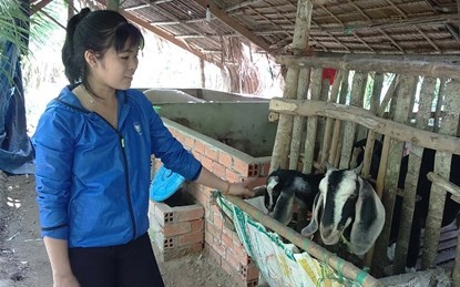 Chị Hồng - vợ anh Mây rất vui vì được Xã đoàn cấp dê giống.