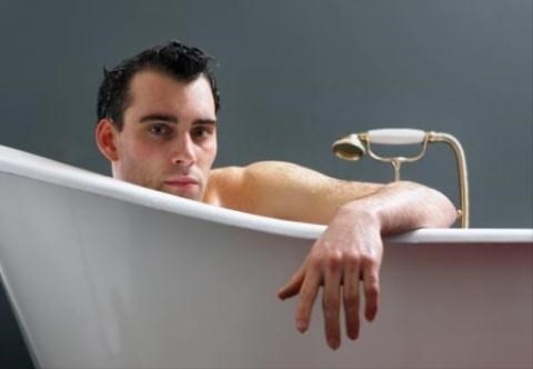 Cố gắng đừng động chạm vào những bộ phận nhạy cảm trên cơ thể, nhất là “vùng kín” trừ khi tắm rửa. Sau khi tắm xong, tránh soi mình trước gương nếu chưa mặc đồ. Nên lau khô người ngay, mặc quần áo rồi nhanh chóng ra khỏi phòng tắm.