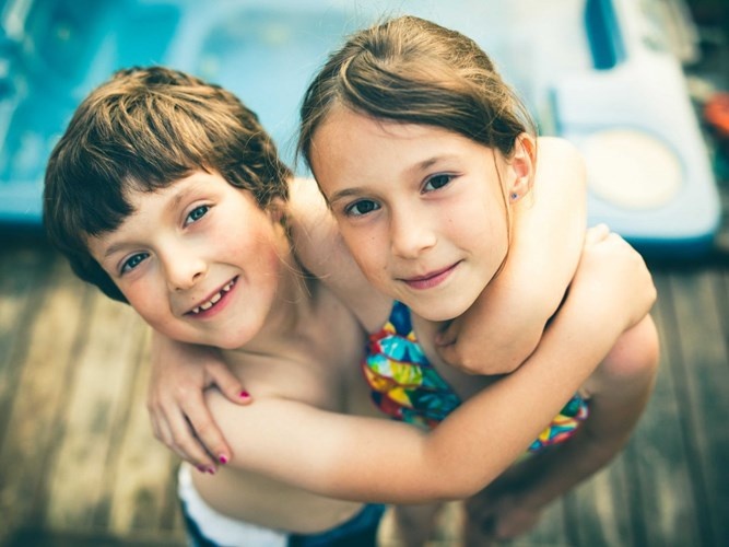 3. Tuổi tác không ảnh hưởng đến chỉ số IQ. Đôi khi trong một gia đình, con trai cả có chỉ số IQ cao nhất nhưng cũng có thể là ngược lại. Chỉ số thông minh không phụ thuộc vào thứ tự sinh nhưng lại do di truyền hay tuổi tác của cha mẹ. Gen di truyền vẫn chiếm một vai trò quan trọng. Các yếu tố môi trường có thể khiến IQ của bạn tăng hoặc giảm một vài điểm, nhưng đó chẳng là gì nếu so với những yếu tố bẩm sinh.