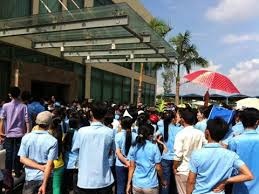 Nhieu lao dong lam thu tuc bao hiem that nghiep sau Tet hinh anh