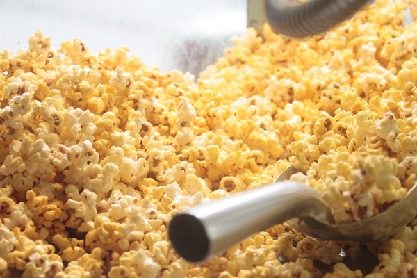 Ăn nhiều bắp rang bơ là sai lầm trong ăn uống bởi trong hạt bắp rang có chứa chất ảnh hưởng tới thần kinh.