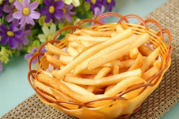 Ngoài món khoai tây kể trên, trong gia đình chúng ta cũng hay tự làm món khoai tây chiên. Cho dù tự làm nhưng khi chiên cũng sẽ tạo ra chất acrylamide. Vì vậy chúng ta cần hạn chế ăn hai món này.