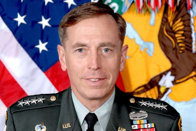 Cuu Giam doc CIA nhan toi tiet lo tin mat voi nguoi tinh hinh anh