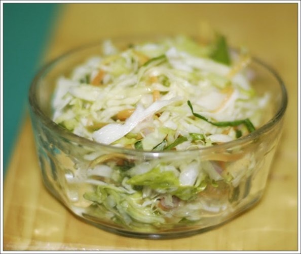 Thực phẩm có chứa histamin bao gồm: dưa bắp cải, nước tương, đậu hũ, cải bó xôi, dâu, cà chua, nước sốt cà chua, bột cà chua, rượu, men và thực phẩm có chứa men, dứa, trái cây có múi, sô cô la.