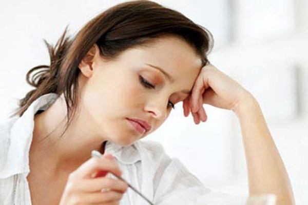 3. Ăn uống giảm sút. Thời điểm này cơ thể cần dinh dưỡng đưa vào như sức mạnh để chiến đấu với vi khuẩn trong cơ thể. Tiếc rằng, lúc này thường ăn uống bị giảm sút, ăn không ngon miệng. Dù bạn không muốn ăn nhiều, nhất thiết phải bổ sung nhiều nước, các loại nước trái cây và rau quả. Nếu không làm được điều này, cơ thể sẽ lại tự động chuyển sang bước thứ tư.