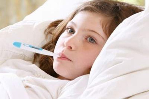4. Ốm, sốt. Sốt báo hiệu các vi khuẩn bệnh đã đi vào máu, sau đó cơ thể sẽ bắt đầu biểu hiện khả năng miễn dịch. Khi nhiệt độ tăng lên đến 38,5 độ, khả năng miễn dịch sẽ được tăng gấp đôi. Và khi nhiệt độ tăng lên 40 độ, hầu hết các virus sẽ được đốt cháy đến chết, miễn là chúng ta có đủ nước, cơ thể sẽ không có vấn đề gì.