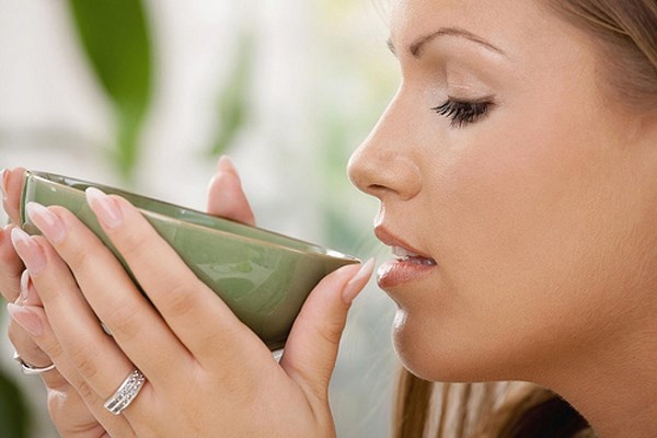 1. Thải độc tố. Một cốc nước ấm vào buổi sáng có thể giúp đẩy sạch những độc tố ra ngoài cơ thể. Nước và các chất lỏng khác giúp phân hủy thức ăn trong dạ dày và giữ cho hệ thống tiêu hóa hoạt động thông suốt và nhanh hơn. Nếu bạn uống nước lạnh trong bữa ăn có thể làm dầu trong món ăn cứng lại và đóng thành chất béo trong ruột. Hơn nữa, những ai có thói quen thêm đá lạnh vào nước càng khiến cho cách khoáng chất tự nhiên bị phá vỡ.