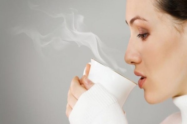 ... nhờ đó mà tóc của bạn sẽ giàu sức sống, khỏe đẹp hơn, mượt mà hơn và mọc nhanh hơn. Không những thế uống nước ấm giúp da đầu của bạn ngậm nước và giúp chống lại da đầu khô hoặc gàu, phát huy tác dụng bảo vệ da đầu cực kỳ hiệu quả.