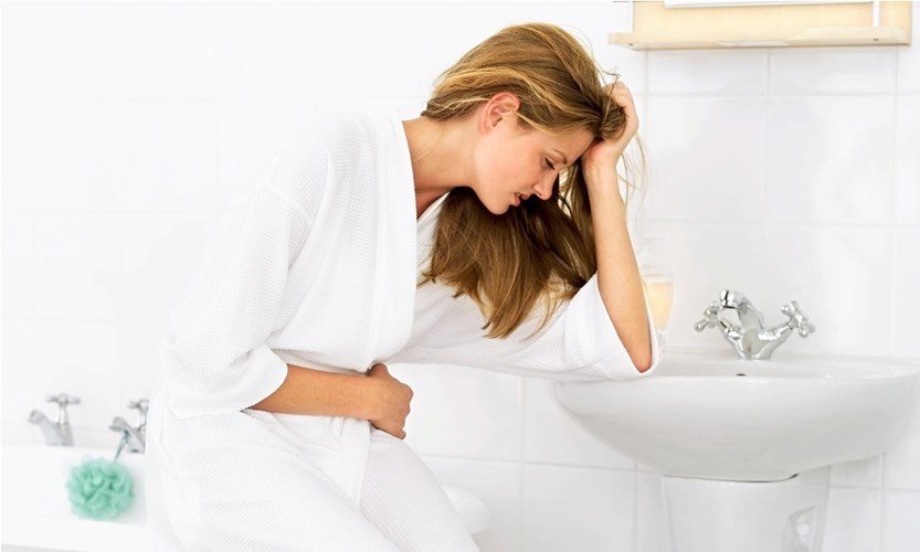 4. Làm giảm đau. Nước ấm được coi là biện pháp khắc phục mạnh nhất và tự nhiên nhất, có thể giúp giảm đau kinh nguyệt hoặc nhức đầu. Nhiệt độ vừa phải của nước ấm sẽ làm dịu nhẹ cơ bụng, làliều thuốc sẵn có khi bạn bị chuột rút hay co cơ vì nó làm tăng lưu lượng máu đến da và giúp thư giãn các cơ bắp đang căng cứng.