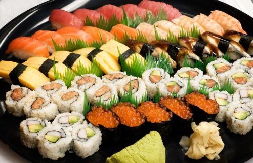 Bà bầu không được ăn sushi. Rất nhiều phụ nữ mang thai phải từ bỏ những sở thích ăn uống như khoai tây nghiền, sốt cà chua, dưa chua, so-co-la, sushi..