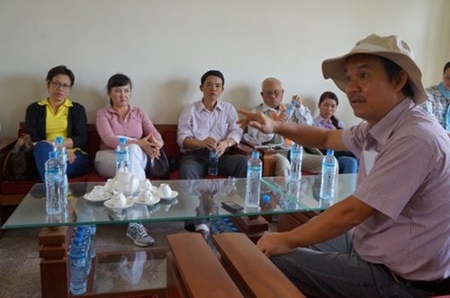 Trong khi Hiệp hội 