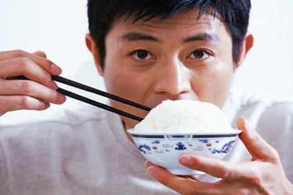 Trong thời gian táo bón, nên chọn chế độ ăn nhiều protein và kết hợp một số loại thực phẩm nhiều carbohydrate và chất xơ.