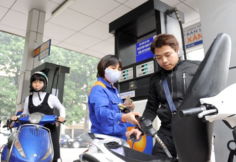 Người tiêu dùng đang lo ngại việc giá xăng dầu có thể tăng giá mạnh trong thời gian tới.