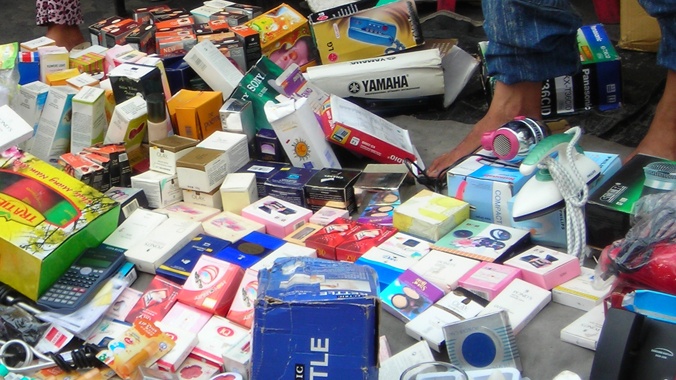 Mỹ phẩm được bày bán ở vỉa hè và trong chợ Bình Tây, quận 6, TP HCM.