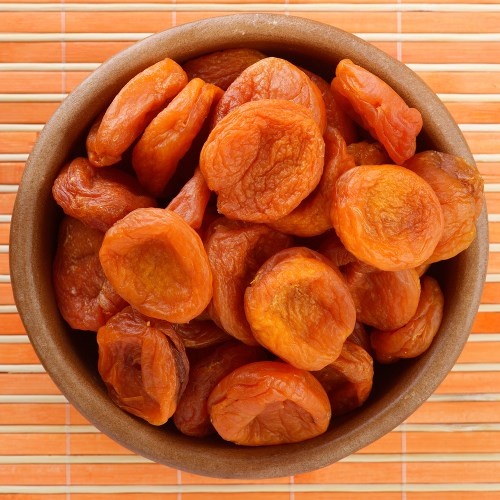 Trái cây sấy khô. Các loại trái cây sấy khô như nho khô, mận, chuối sấy khô... là sở thích ăn vặt của khá nhiều người. Tuy nhiên, ít ai biết rằng trái cây khô có thể gây hại cho răng do chứa hàm lượng đường khá cao. Lượng đường bám lại trên răng sẽ kích thích sự phát triển của các vi khuẩn trong miệng, làm xói mòn men răng.