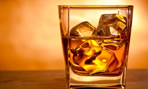 Rượu vang đỏ. Rượu vang đỏ chứa axit ăn mòn nên hại men răng rất nhanh. Hợp chất tannin trong rượu vang đỏ gây khô miệng và làm răng bị xỉn màu.