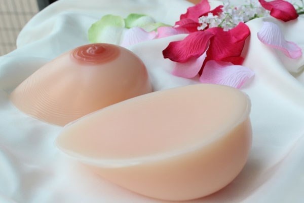 Kích thước ngực được xác định bởi các yếu tố di truyền. Ở tuổi dậy thì, hooc môn estrogen sẽ kích thích tố thelarche khiến ngực nảy nở, tuy nhiên không phải lúc nào thelarche cũng được chia đều do đó size ngực hai bên có thể phát triển không đồng đều. Ít nhất 25% phụ nữ bị lệch lạc đôi ngực một chút. Hiếm khi, một bên size ngực to bất thường so với bên còn lại.