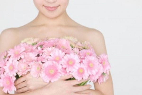 Dựa trên dữ liệu từ 252 phụ nữ đã phát triển ung thư vú, các nhà nghiên cứu tính toán rằng, nếu như ngực hai bên bị lệch khoảng 3,3 ounce (93,5 gram) thì người đó có nguy cơ ung thư vú đến 50%. Giải thích cho điều này, các nhà khoa học cho rằng, hooc môn estrogen đóng vai trò quan trọng trong sự phát triển ung thư vú và một bộ ngực không cân xứng có thể là điềm báo cho sự thay đổi hooc môn đột ngột.