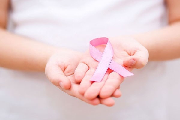 Bạn nên tự mình kiểm tra tại nhà dấu hiệu ung thư vú khi có những triệu chứng trên. Sờ từ bầu ngực vuốt lên trên theo đường hõm nách thì thấy có hạch nổi lên ở nách. Hạch ở nách là giai đoạn đầu tiên phát triển bệnh ung thư vú.