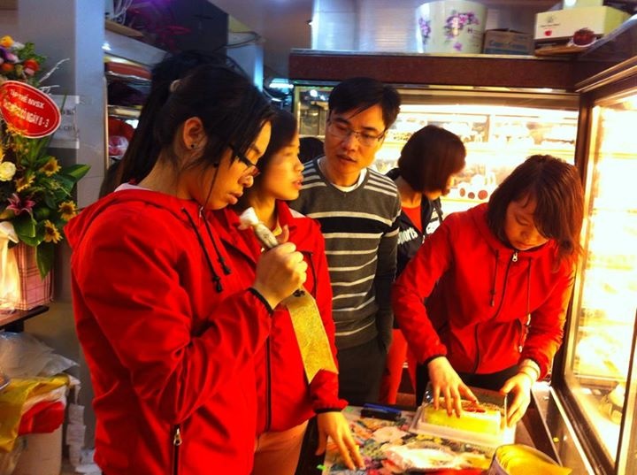 Năm nay mặt hàng bánh ngọt đc khá nhiều khách đặt mua tặng vợ. Anh Toàn ở (La Khê - Hà Đông) chia sẻ do vợ và con gái thích ăn bánh ngọt nên anh mua bánh kèm lời chúc vừa là thiết thực vưa ý nghĩa