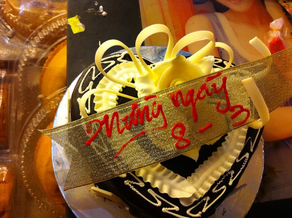 Chiếc bánh ngọt được ghi những lời yêu thương ý nghĩa, là món quà được nhiều người lựa chọn trong ngày 8/3 năm nay.