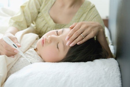 Triệu chứng dễ nhận biết của sốt siêu vi là sốt cao theo từng cơn. Hình minh họa.